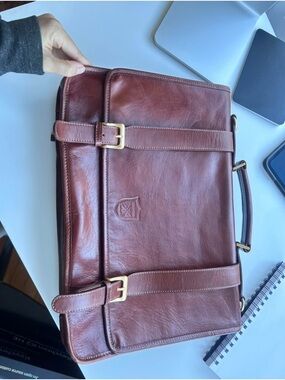 Beautiful Men's Colombian Leather Briefcase in Chestnut Brown with Buckle Straps